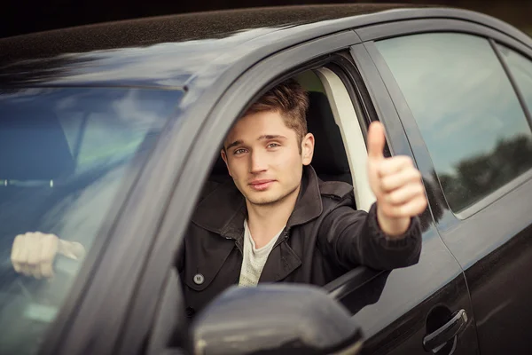 Il giovane al volante, in viaggio — Foto Stock