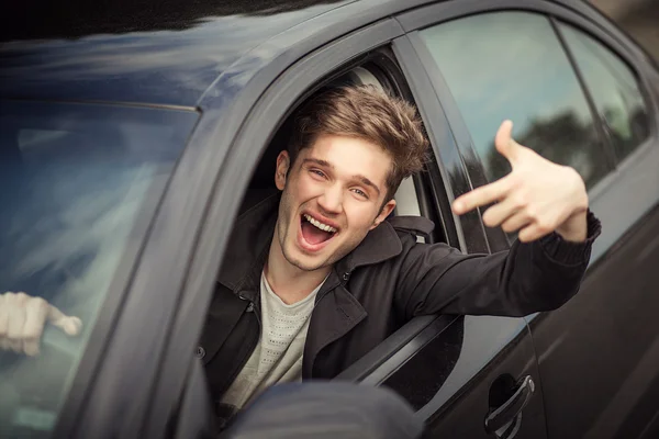 The young man behind the wheel,  traveling — Stock Photo, Image