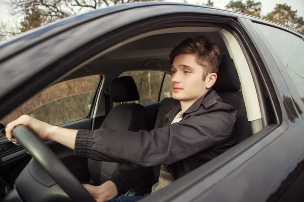 Il giovane al volante, in viaggio — Foto Stock