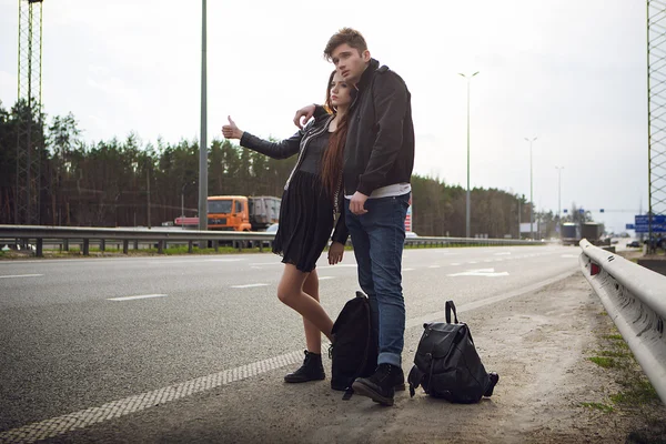 Stops the car, hitchhiking, tourists, travel, way — Stock Photo, Image