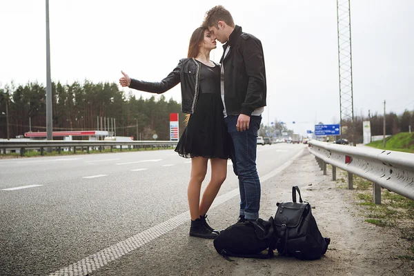 Stops the car, hitchhiking, tourists, travel, way — Stock Photo, Image