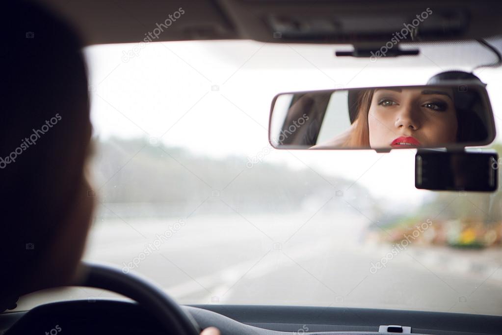 painted woman lipstick while driving
