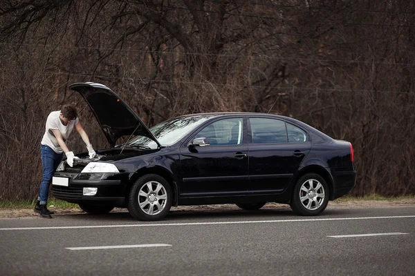 Uomo sconvolto controllare il suo motore dell'auto dopo la rottura — Foto Stock