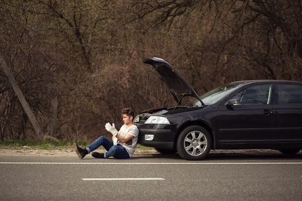 Hombre molesto comprobando su motor de coche después de romper —  Fotos de Stock