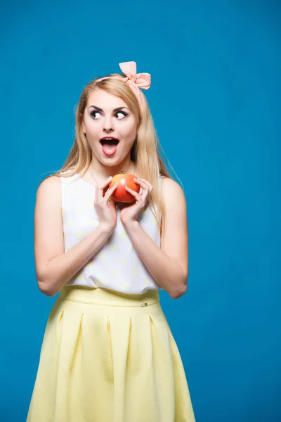 Κορίτσι στυλ pin-up, παίζει με την apple, υγιεινό τρόπο ζωής — Φωτογραφία Αρχείου