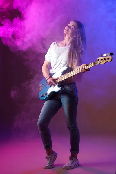Schönes Mädchen im Studio, strahlende Blondine, Gitarre spielend — Stockfoto