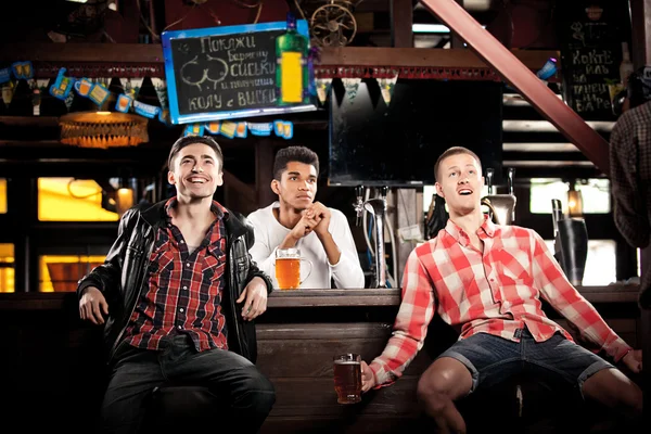 A ver televisão no bar. homens bebendo cerveja sentado bar — Fotografia de Stock