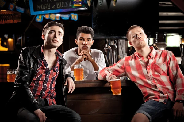 Ver televisión en el bar. hombres bebiendo cerveza bar sentado — Foto de Stock