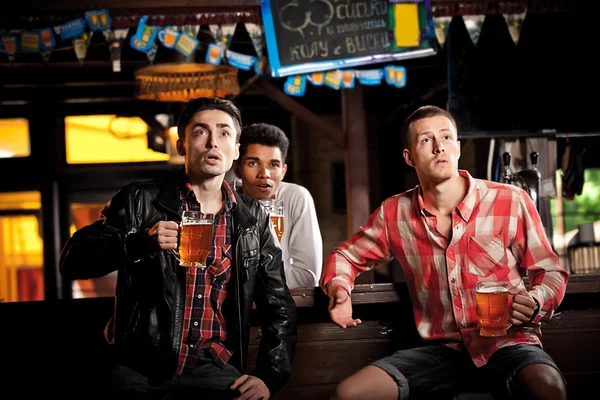 A ver televisão no bar. homens bebendo cerveja sentado bar — Fotografia de Stock