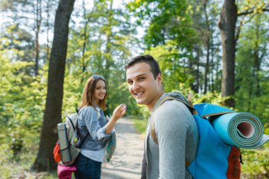 Çift goes hiking, orman, eğlence