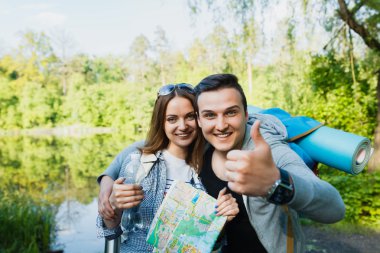 Çift goes hiking, orman, eğlence