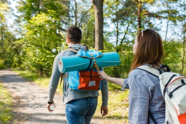 Çift goes hiking, orman, eğlence