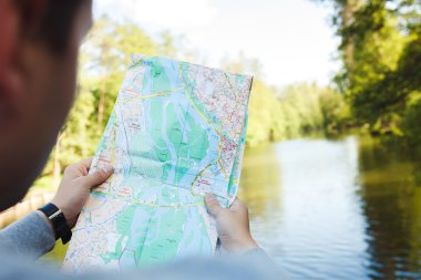 harita üzerinde bir yol arıyoruz yolcuları Hiking