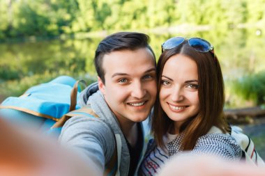 Çift goes hiking, orman, rekreasyon, resim kendinizi