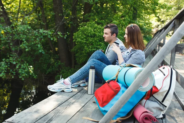 Paar gaat wandelen, bos, recreatie — Stockfoto