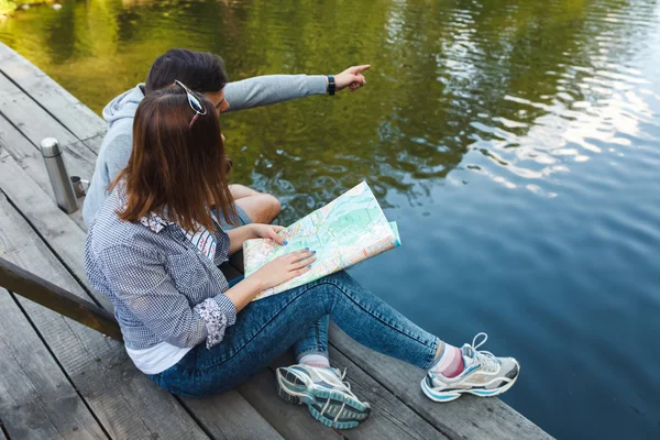 Çift goes hiking, orman, eğlence — Stok fotoğraf