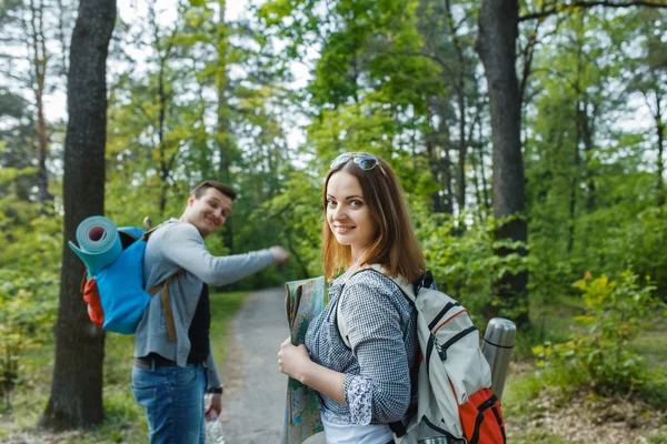 Paar gaat wandelen, bos, recreatie — Stockfoto