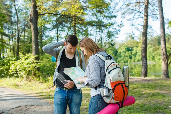 Paar gaat wandelen, bos, recreatie — Stockfoto