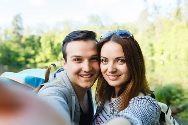 Pareja va de excursión, bosque, recreación, imagínate — Foto de Stock