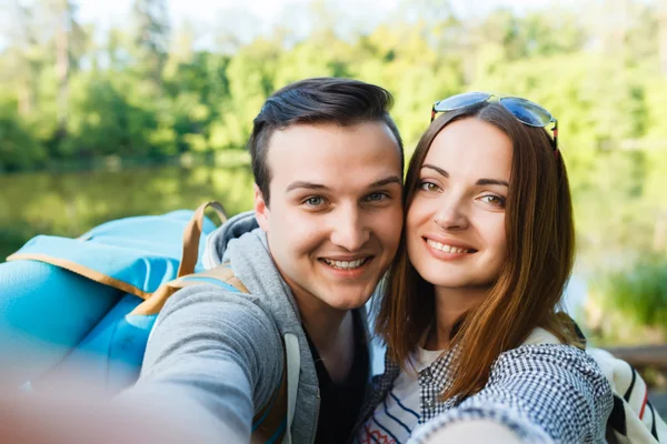 Pareja va de excursión, bosque, recreación, imagínate — Foto de Stock