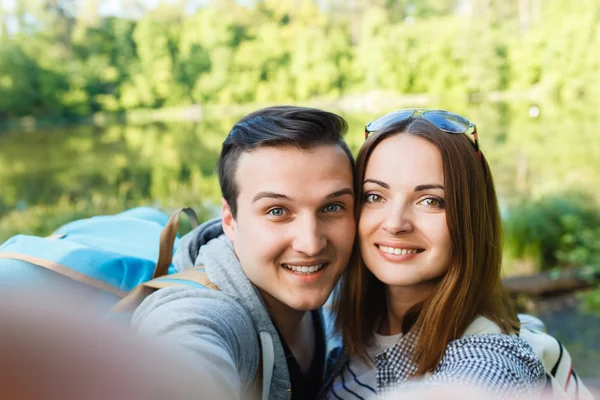 Paar gaat wandelen, bos, recreatie, foto van jezelf — Stockfoto