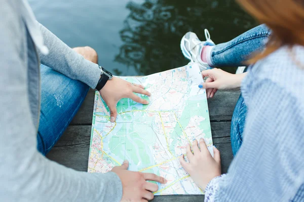 Reizigers op zoek naar een manier over de kaart, wandelen — Stockfoto