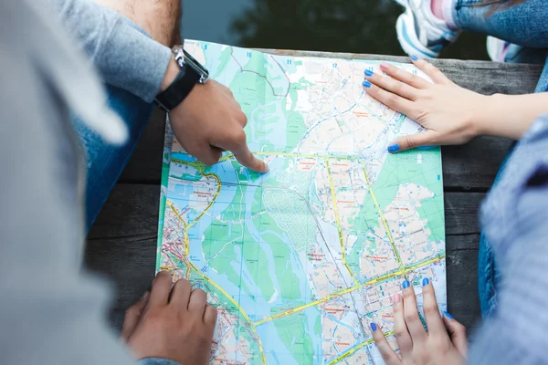 Reizigers op zoek naar een manier over de kaart, wandelen — Stockfoto