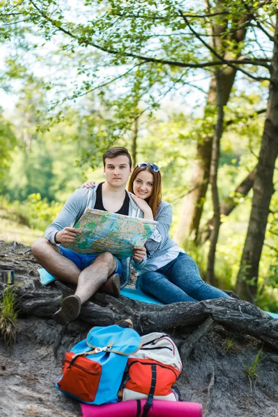 Pareja va de excursión, bosque, recreación — Foto de Stock