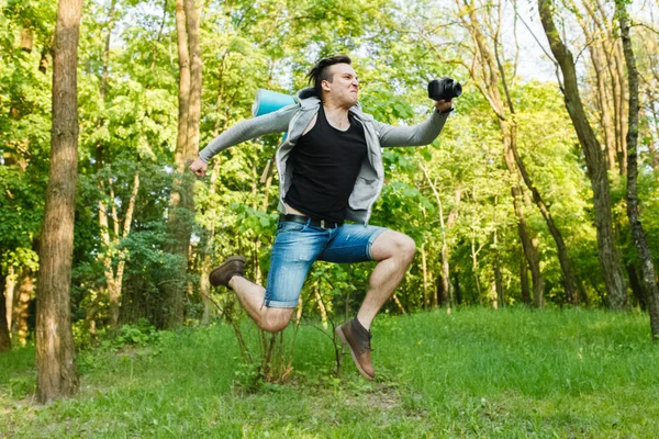 Campagne, de kerel die loopt van de camera. foto 's — Stockfoto