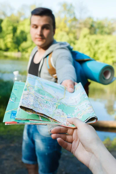 Viajeros que buscan un camino a través del mapa, senderismo —  Fotos de Stock
