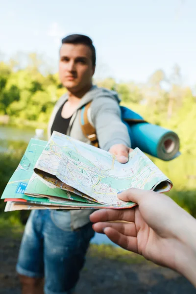 Reizigers op zoek naar een manier over de kaart, wandelen — Stockfoto