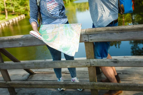 Pareja va de excursión, bosque, recreación — Foto de Stock