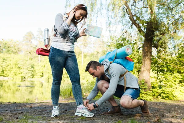 Pareja va de excursión, bosque, recreación, ayuda mutua — Foto de Stock