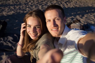 seven çift sahilde kendilerini fotoğraf çekimi