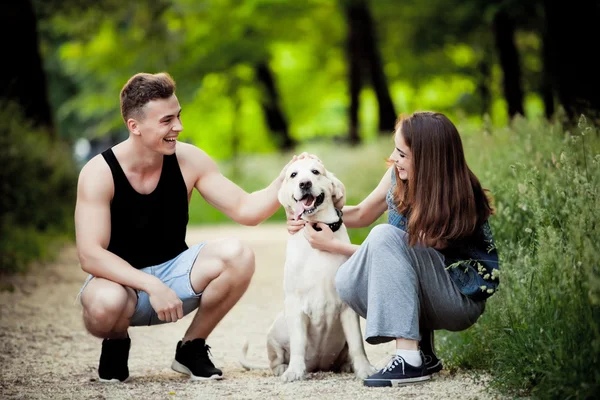 Paseo por el parque con un perro — Foto de Stock