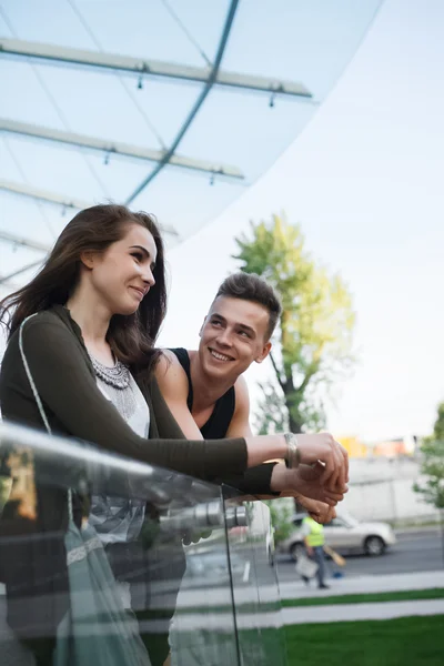 Amor joven pareja en un paseo en la ciudad —  Fotos de Stock