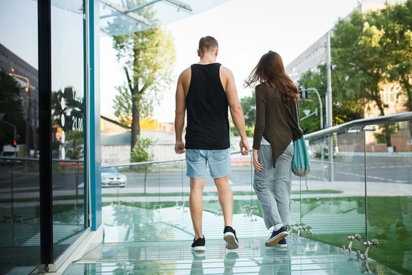 Amor joven pareja en un paseo en la ciudad — Foto de Stock