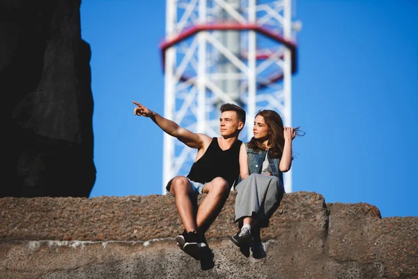 Aimant jeune couple assis sur une promenade — Photo