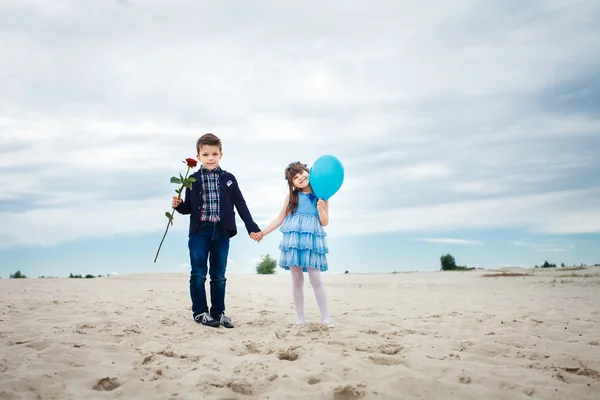 Cute boy and girl at the desert — Stock Photo, Image