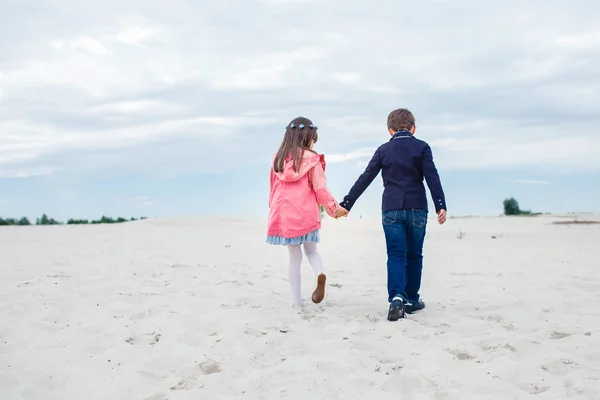 Niedliche Jungen und Mädchen in der Wüste — Stockfoto