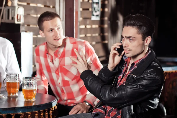 Company at the bar. talking on phone — Stock Photo, Image