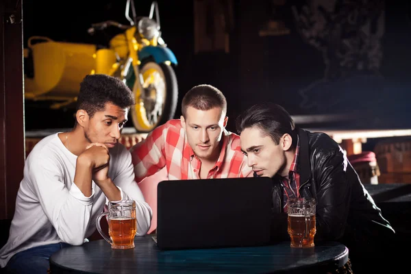 Retrato ao ar livre de jovens empresários que trabalham no café bar — Fotografia de Stock