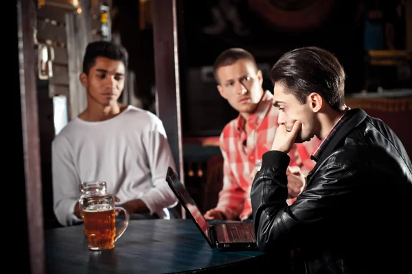 Retrato ao ar livre de jovens empresários que trabalham no café bar — Fotografia de Stock