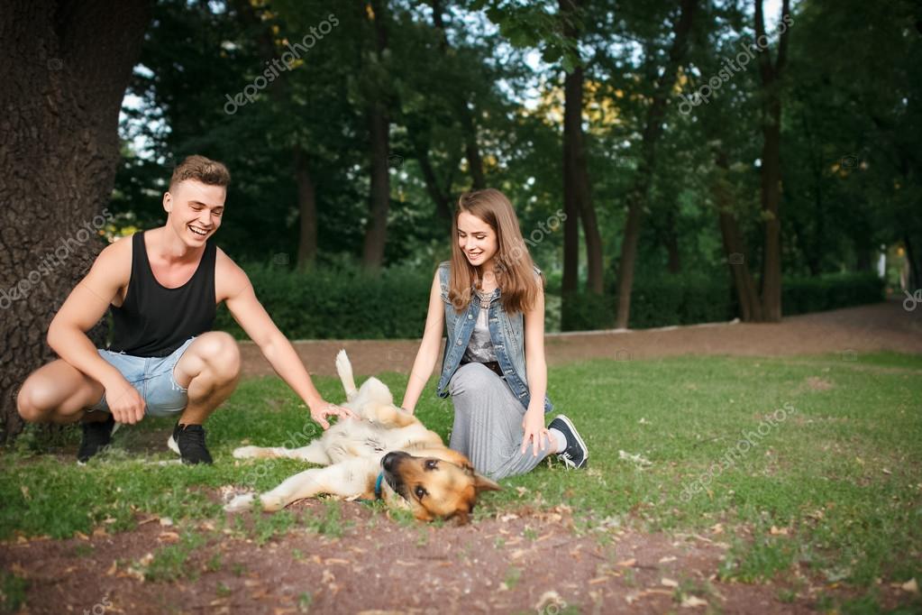Spaziergang im Park mit Hund — Stockfoto © 77631756