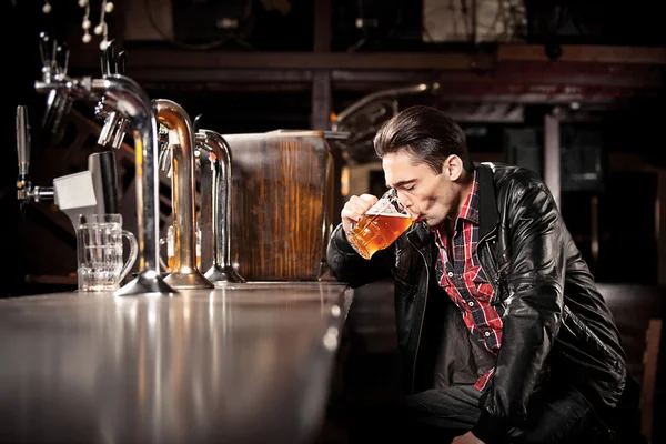 是一个艰难的日子。抑郁的人喝啤酒在酒吧 — 图库照片