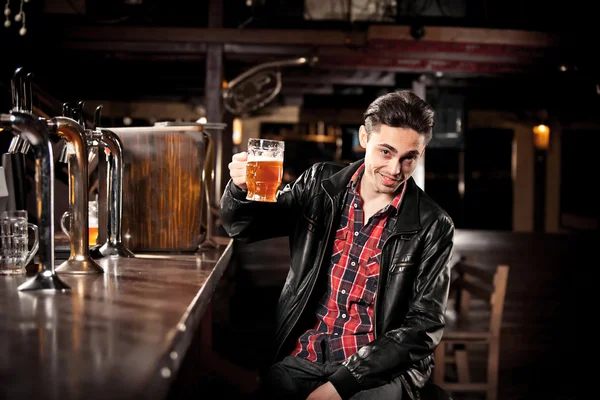 Homme buvant de la bière au pub — Photo