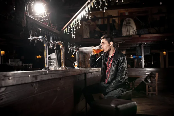 Человек, пьющий пиво в пабе — стоковое фото
