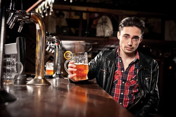 Homem bebendo cerveja no pub — Fotografia de Stock
