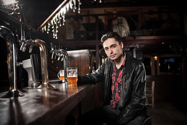 A été une dure journée. Homme déprimé buvant de la bière au bar — Photo