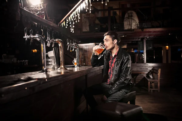 Man drinking beer in pub — Stock Photo, Image